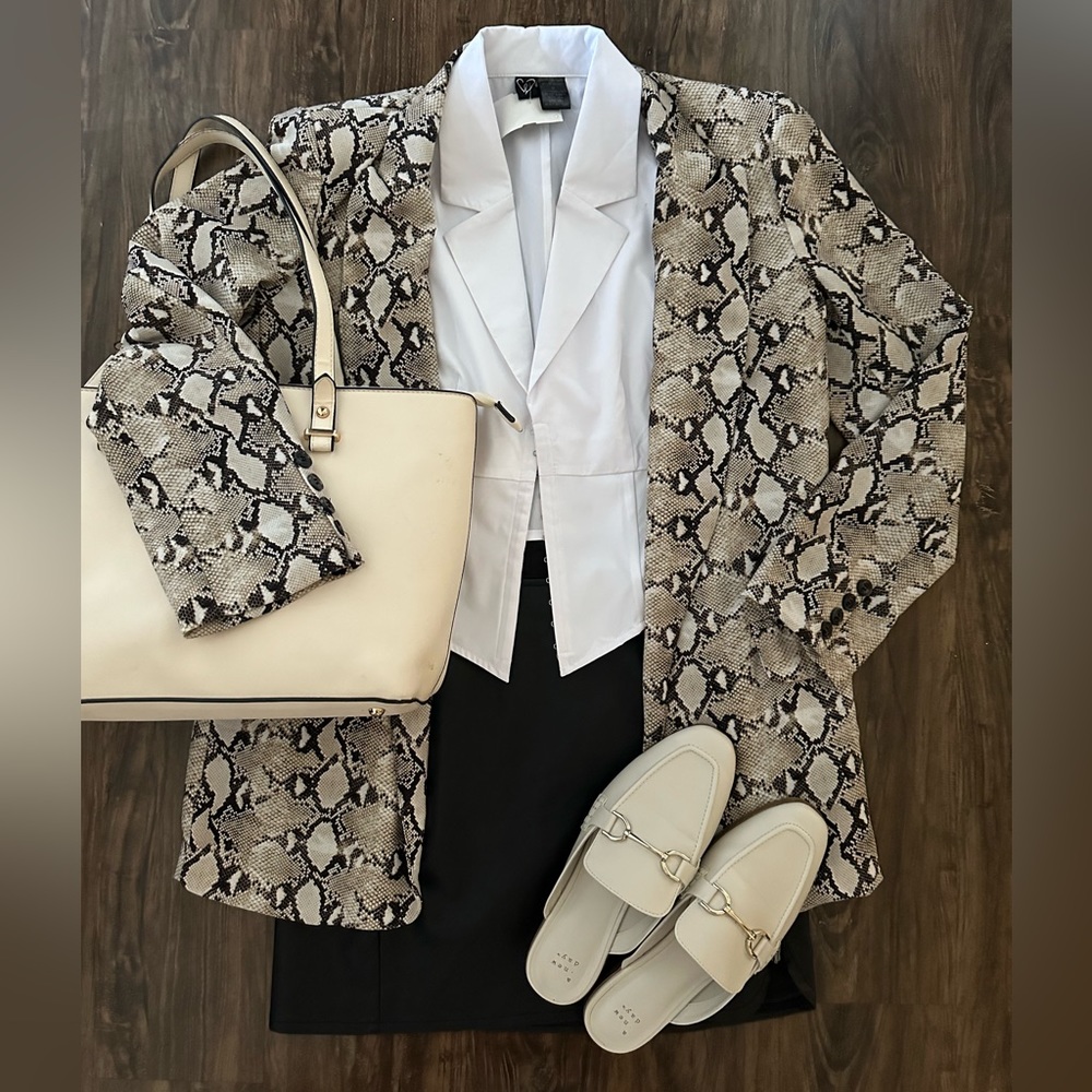 Women’s Blazer - Picture 6 of 6